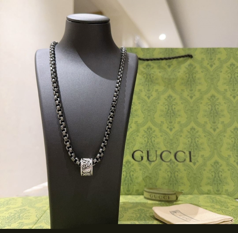 G*u*i necklaces